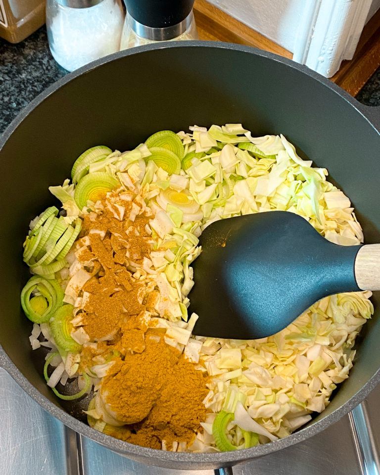 Indisk dahl med kokosmælk rødelinser og spidskål Nem opskrift