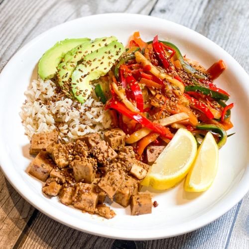 VEGANSK POKE BOWL MED TOFU, STEGTE GRØNSAGER OG RIS