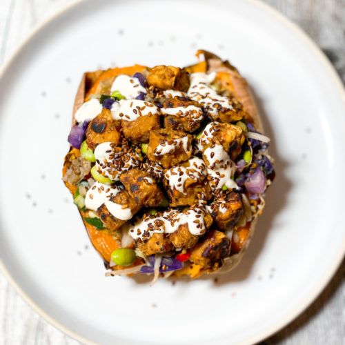 BAGT SØD KARTOFFEL MED TERIYAKI TÆMPEH OG TAHINDRESSING