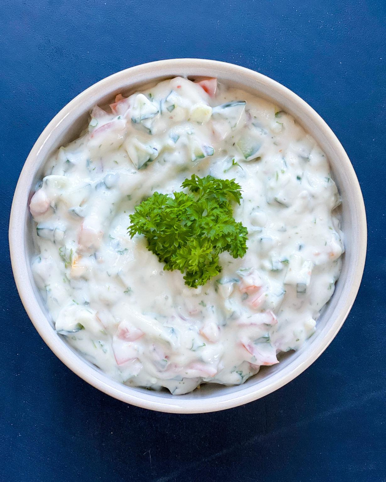 Raita Sund indisk dressing med agurk og tomat Se opskrift