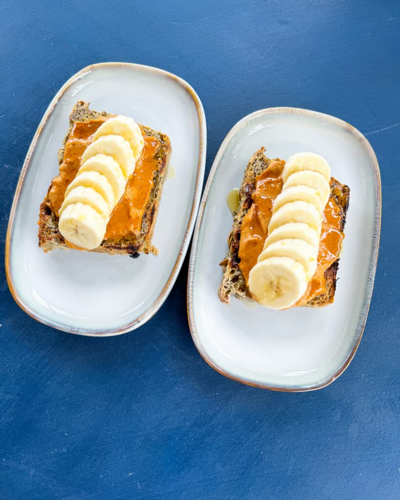 PEANUTBUTTER BANAN TOAST